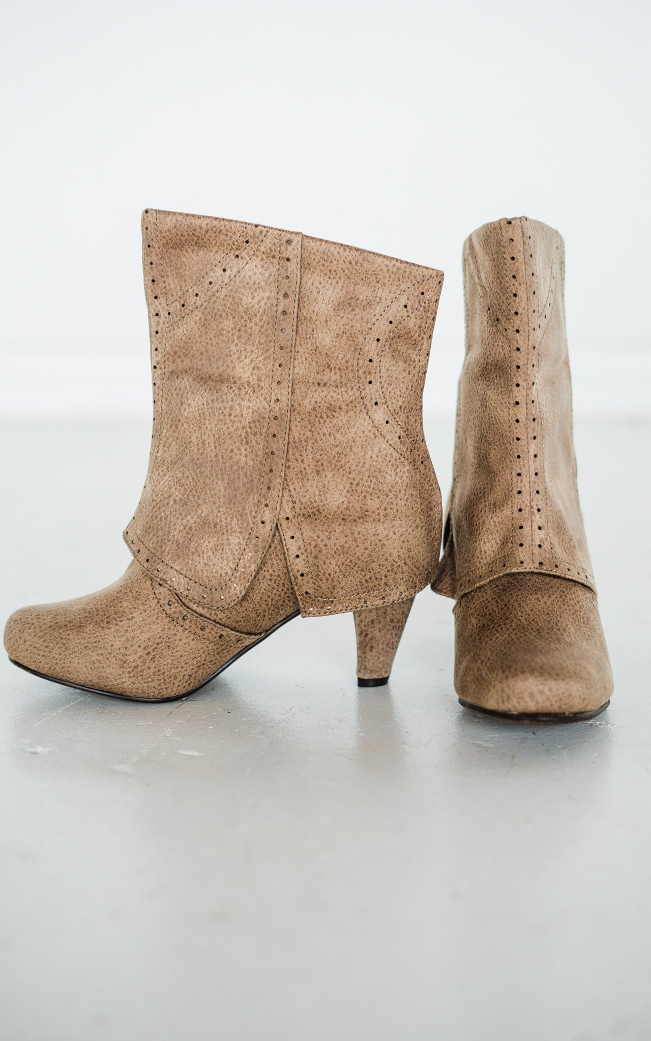 Cowgirl Star Booties in Taupe